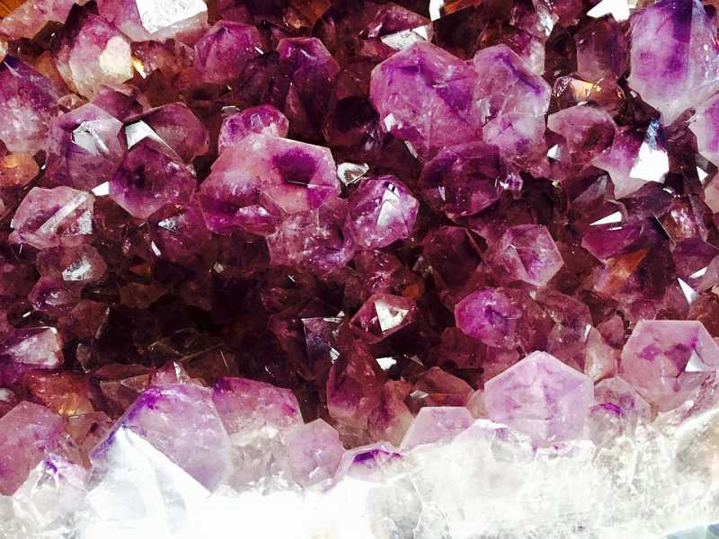 Mandorla-Natursubstanz: violetter Amethyst