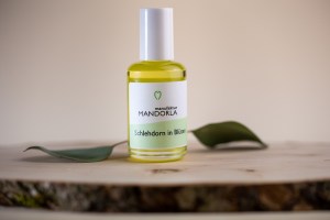 Schlehdorn in Blüten, Pflegeöl, belebt sanft und durchlichtet zart.